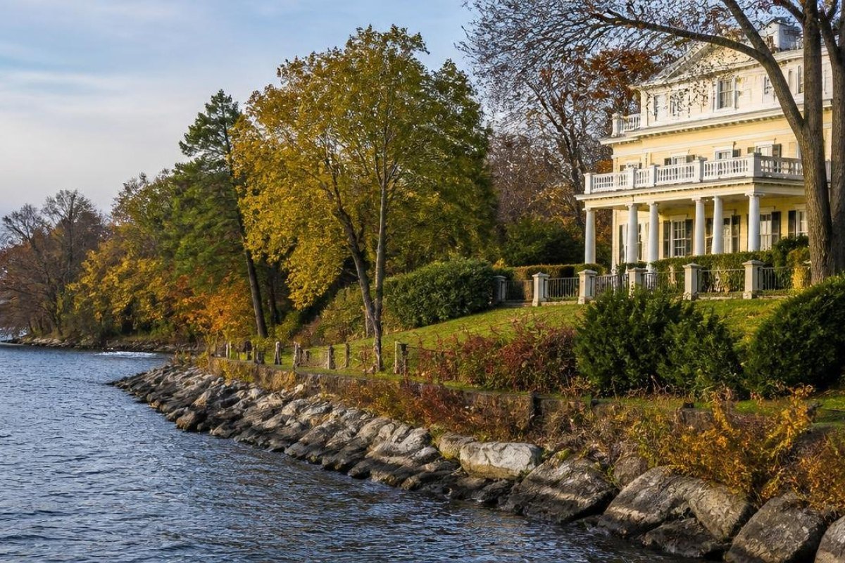 Tarrytown and Sleepy Hollow: Mansions, History, and Seasonal Atmosphere
