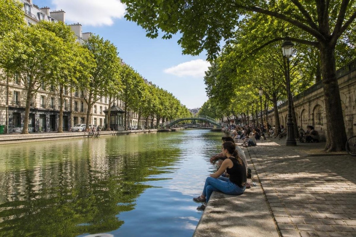 Walk beside Canal Saint-Martin